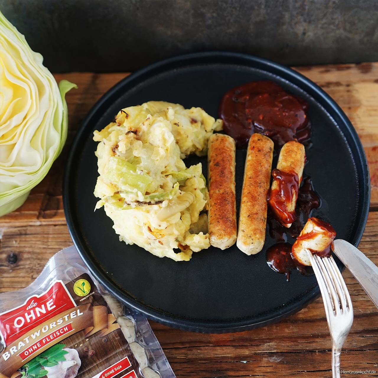 Kartoffelstampf mit geschmortem Spitzkohl, vegetarischen Bratwürstchen und einer selbstgemachten Barbecue-Sauce