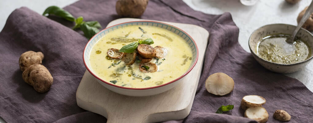 Topinamburschaumsuppe mit Gremolata und Bratwürstchen