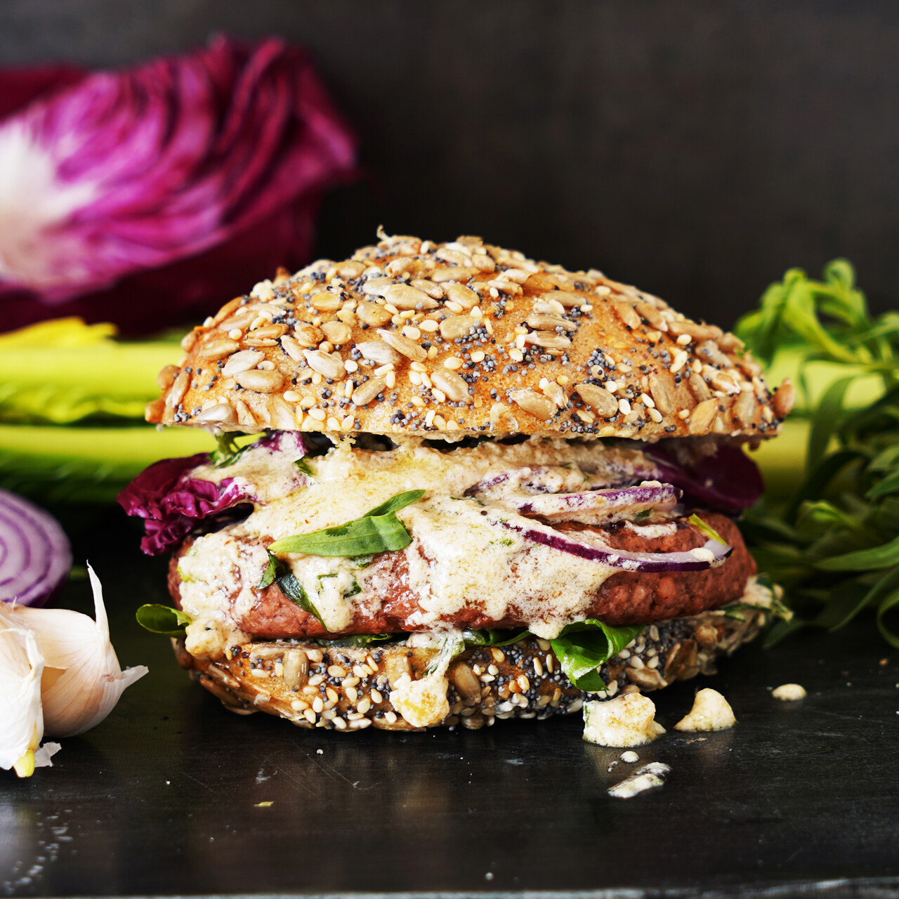 Bierburger mit Dinkel-Körnerbrötchen, mit Walnuss-Estragon-Ajoli, Riesen-Petersilie, roten Zwiebeln und Radicchio