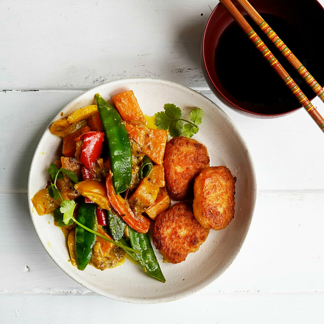 Süßkartoffel-Curry mit krossen veganen Nuggets