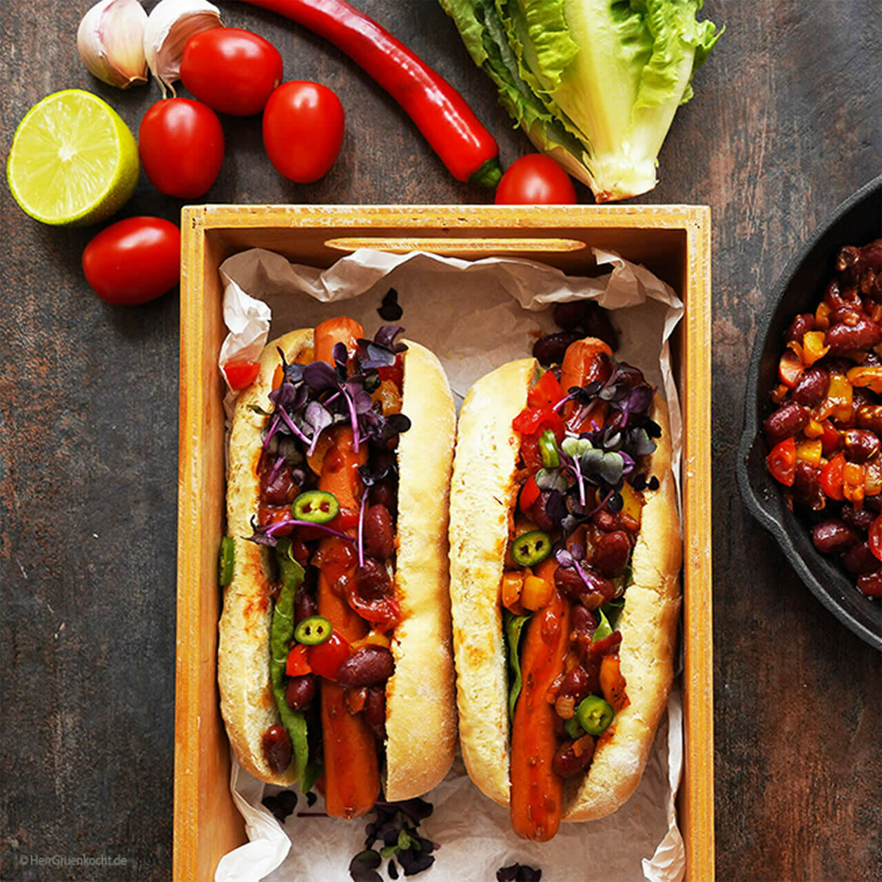Chili Dogs mit spicy mexikanischer Bohne-Paprika-Chilisauce