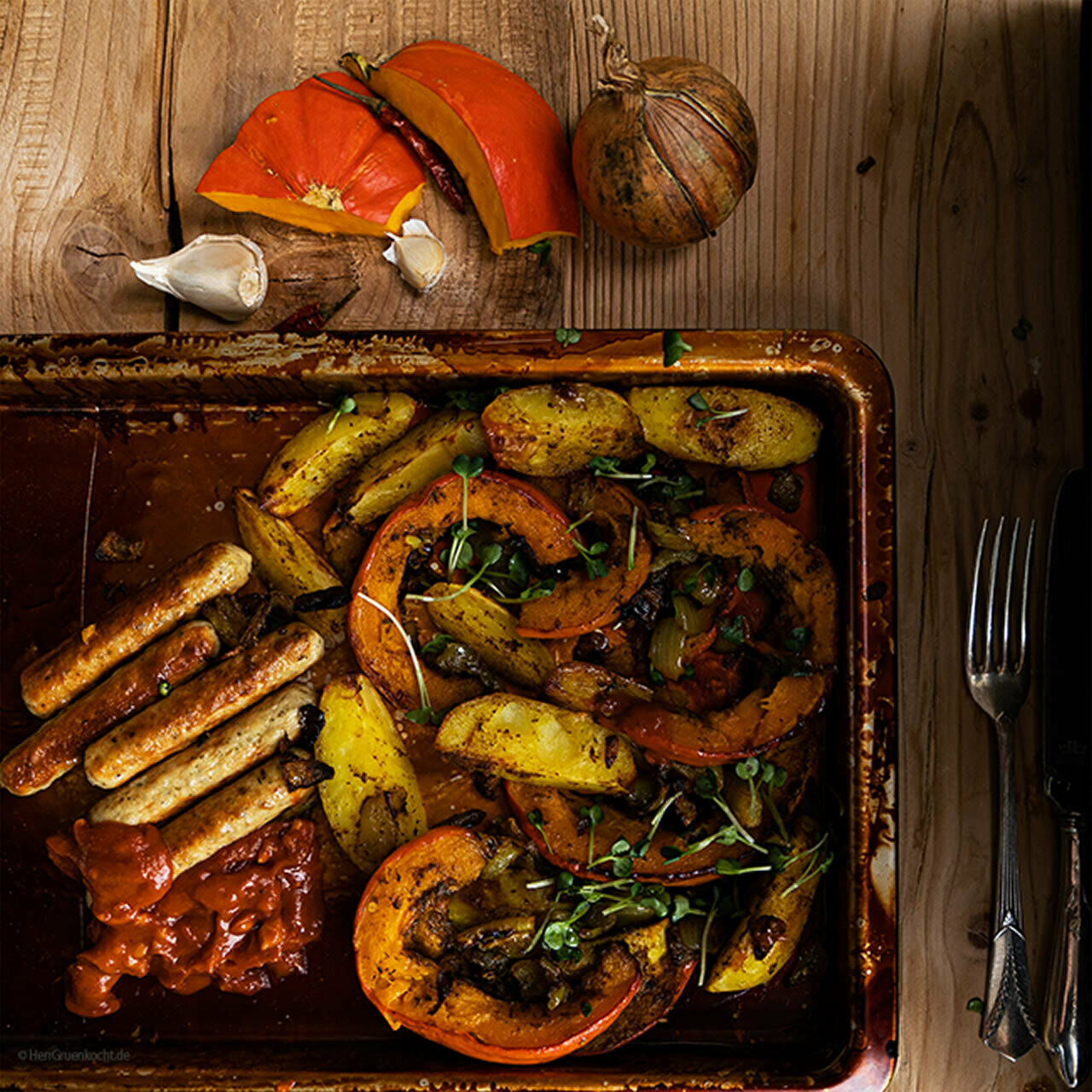 Kürbis orientalisch mit einer Erdnuss-Chilisauce und vegetarischen Bratwürsteln