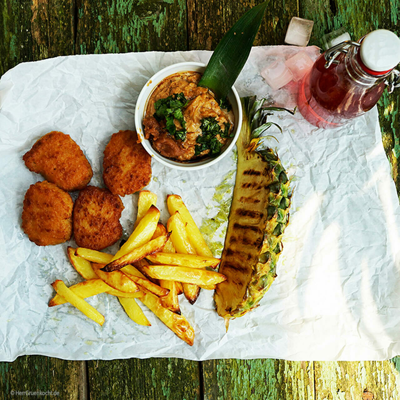 Vegane Nuggets, Backofen-Pommes-Frites, spicy Kokos-Erdnusssauce und gegrillte Ananas