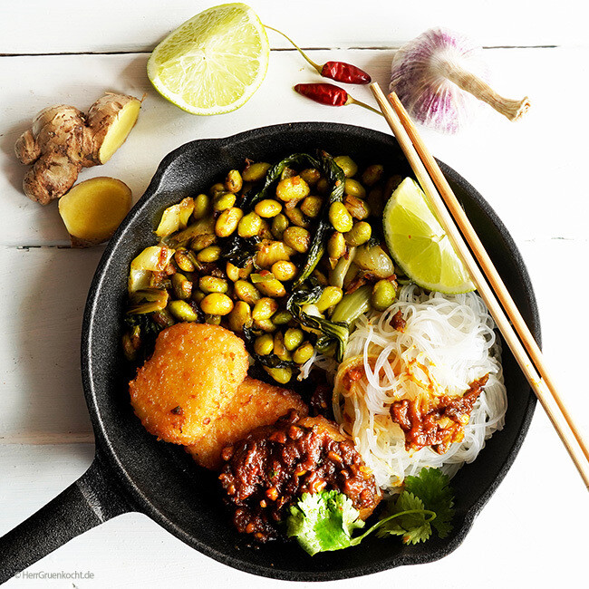 Geschmorter Pak-Choi und Edamame mit Glasnudeln, veganen Nuggets und einer Erdnuss-Sojasauce