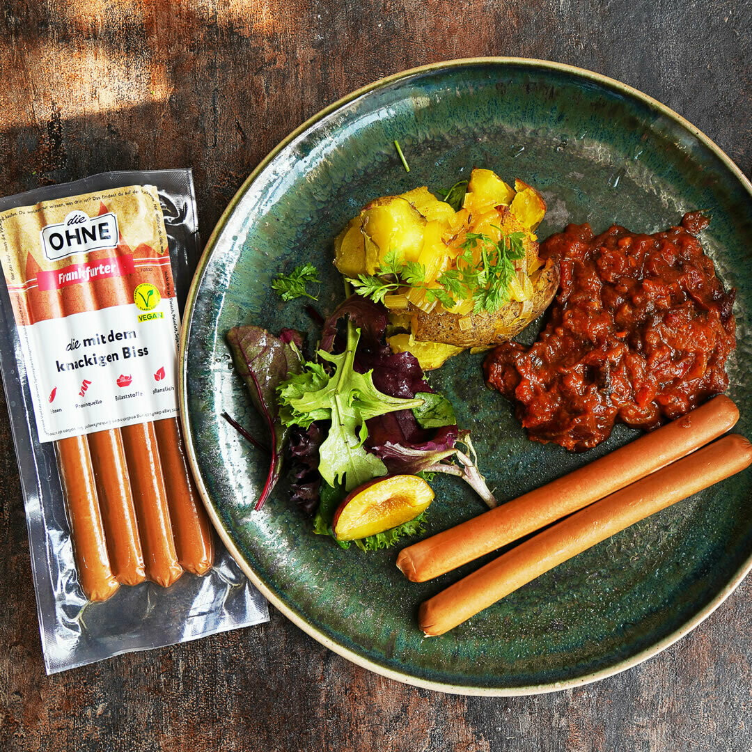 Überbackene Quetschkartoffeln mit einer spicy Pflaumen-Ingwersauce und veganen Würstchen