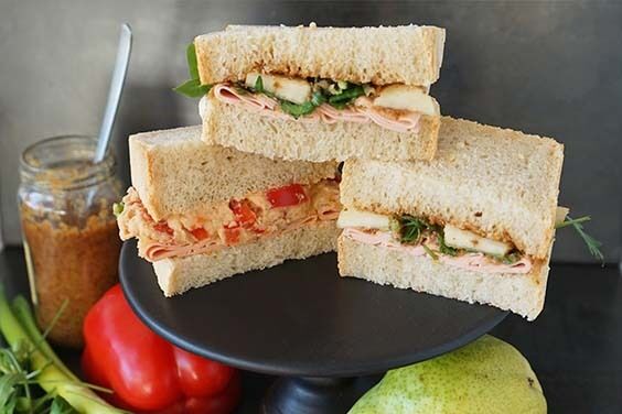 Stullen mit Birne-Rucola und süßem Senf und spicy Paprika-Bohnen-Crème