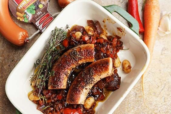 Vegetarische Wurst Salsiccia-Style mit gemörsertem Fenchel und scharfem Rosenpaprika auf Rotweingemüse mit weißen Riesenbohnen