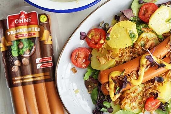 Vegetarische Bratwürstel mit selbstgemachtem spicy Harissa, Schmortomaten und Zitronencouscous mit Kreuzkümmel-Joghurt