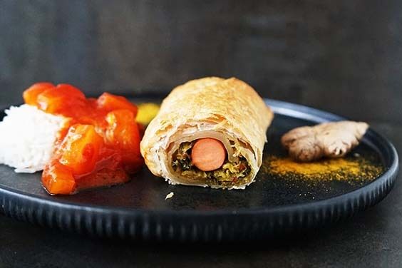 Ingwer-Wirsing mit Frankfurtern in der Blätterteigrolle mit Reis und spicy süß-saurer Sauce