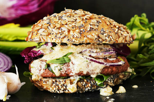Bierburger mit Dinkel-Körnerbrötchen, mit Walnuss-Estragon-Ajoli, Riesen-Petersilie, roten Zwiebeln und Radicchio