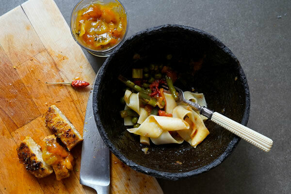 Pappardelle mit geschmorten Gemüse der Saison, leicht spicy Aprikosenchutney und veganen Filets