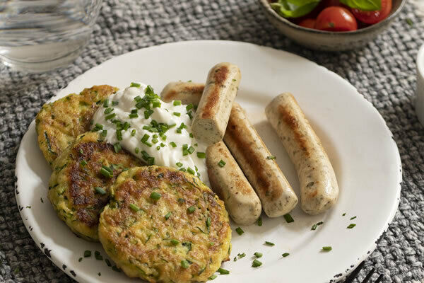 Zucchini-Laibchen mit fleischfreien Bratwürsteln
