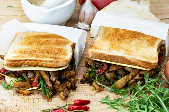 Veganes Sellerie-Gyros-Sandwich mit Almscheiben und Rucola