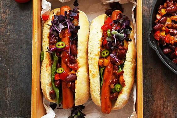 Chili Dogs mit spicy mexikanischer Bohne-Paprika-Chilisauce