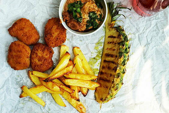 Vegane Nuggets, Backofen-Pommes-Frites, spicy Kokos-Erdnusssauce und gegrillte Ananas
