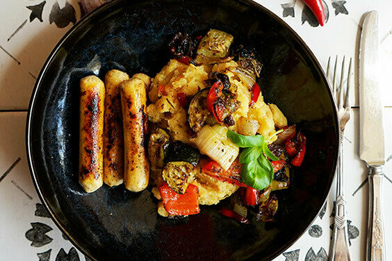 Orientalisches Ofengemüse mit RoteLinsen-Kartoffel-Püree und vegetarischen Bratwürstel