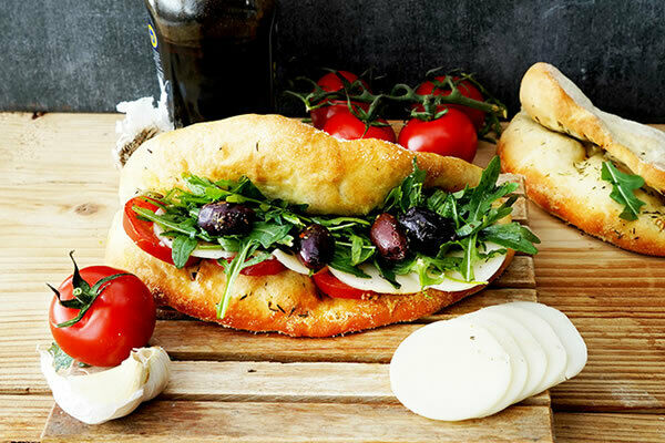 Pizza-Sandwich mit Knoblauch-Thymian-Öl, Tomaten, Rucola und No-Zarella-Scheiben