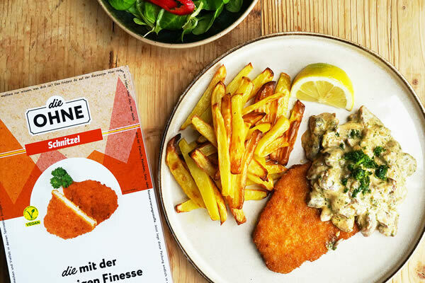 Schnitzel mit Champignon-Rahmsauce, Backofen-Pommes-Frites und Feldsalat