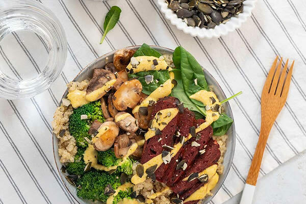 Wärmende Buddha Bowl mit die OHNE veganem Steak