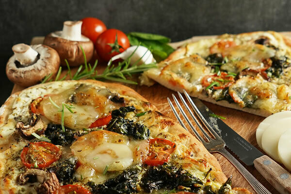 Eine krosse Pizza Spinachi